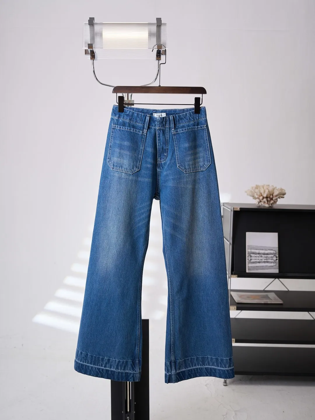 [Real auction] Celine/Celine Arc de Triomphe logo embroidered flared jeans (women's style) [In Stock] 30 31 32 Selected high-count cotton washed denim fabric, which has a warm and delicate touch, and is comfortable and close to the skin. Wearing a marine indigo base, natural water wash and smudged shades, warm Retro denim tones, and a relaxed and timeless Retro atmosphere. The large front patch pocket builds the Retro workwear heritage, and the back pocket is embellished with the White embroidered logo to create a visual ingenuity that is simple yet memorable. The neat mid-high waist and slightly flared trousers fit the waist and hips and spread out the pants smoothly, optimizing the leg lines, with just the right slight flare to create a slender and neat figure. Unlock a comfortable and elegant posture, allowing you to have unlimited dressing possibilities. 1. Imported machine embroidery technology uses advanced computer control systems and precision mechanical components to precisely create the iconic TRIOMPHE logo embroidery, with smooth and delicate lines and a full sense of sophistication. 2. Whole-strip denim scanning and spraying technology. The color of the entire jacket is partially faded through the washing process, and then put into the washing equipment for stripping, stone grinding and bleaching to show a uniform fading effect. The dye is sprayed on the entire denim fabric through a high-pressure pump to achieve the same color tone as the original. 3. Stone grinding for light fermentation➕stretching, bleaching and softening. The friction between the pumice stone and the clothes causes wear and fading effects on the surface of the denim. Through the combination of pulling and bleaching, the clothes are bleached while producing a certain texture and stretching effect, and a loose fit.